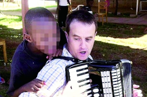 西蒙·伍德在教孩子唱歌，歡樂的歌聲掩蓋不住邪惡的目的。