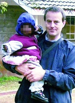 伍德與一名幼女的合影。