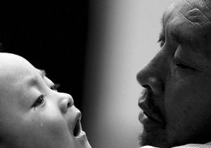 小憲揚(yáng)看著爺爺，眼角流下了淚水