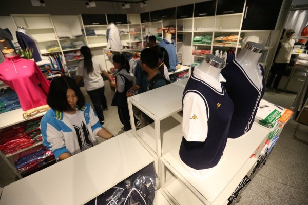 　9月12日，北京，十一學(xué)校在推出三大類、超過40款“最潮”校服，吸引學(xué)生搶購。