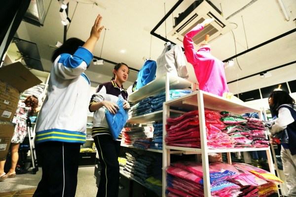 　9月12日，北京，十一學(xué)校在推出三大類、超過40款“最潮”校服，吸引學(xué)生搶購。