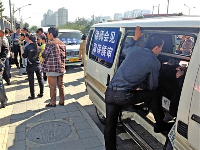 昨日，朝陽(yáng)區(qū)看守所門(mén)前有人排隊(duì)。大門(mén)外還停有多輛寫(xiě)有“律師會(huì)見(jiàn)”字樣的車(chē)。