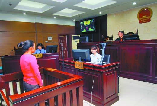    9月29日，萬州區(qū)人民法院，被告王桂娟（化名）在庭審現(xiàn)場。 重慶晨報記者 胡杰 實習生 黃敬坤 攝