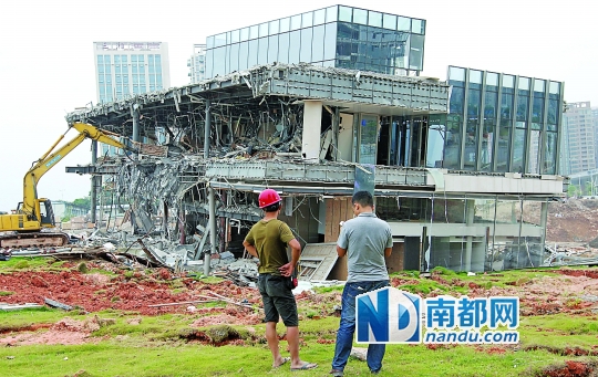 傾塌的售樓中心昨日拆除。南都記者 徐文閣 攝