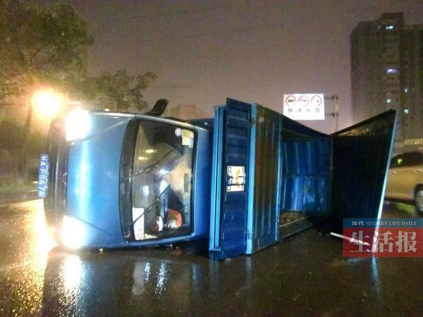 小貨車側(cè)翻現(xiàn)場(chǎng)。