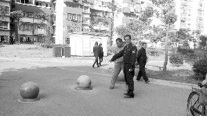 就為了搬這個(gè)石墩，男子打傷了兩個(gè)保安