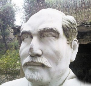 小廟前成了“塌塌鼻”的白求恩雕像。