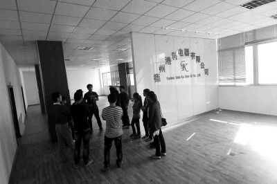 曾經(jīng)看似正規(guī)且豪華的公司，如今空空如也，只剩進(jìn)門處的公司名稱還赫然在目