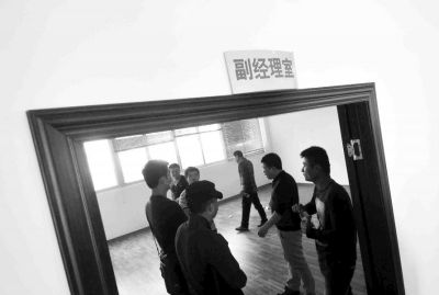  副經(jīng)理室裝修得相當(dāng)豪華，稱得上“土豪”級別