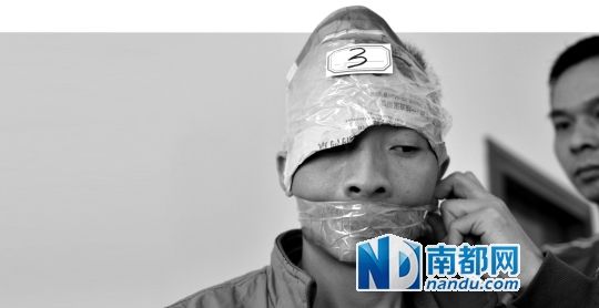 為了防止犯罪嫌疑人串供，民警用膠帶將犯罪嫌疑人的嘴封住。