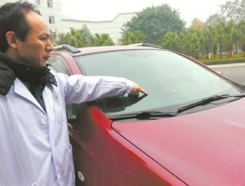 唐中山的車玻璃被醉酒男子砸壞。