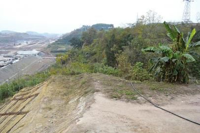 劉某被拋下地方6米處，是一處10多米深的懸崖。