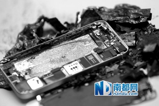 于先生的新iPhone5S手機(jī)直接“爆”廢。 南都記者劉有志攝