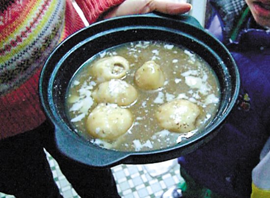 由于放置時間過久，鍋里的湯圓已經(jīng)非常大，湯圓皮上浮現(xiàn)很多白色物質(zhì)。