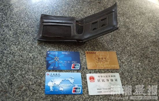 12月24日，長沙雨花區(qū)美聯(lián)天驕城，當(dāng)事人范先生展示小偷寄回的錢包、身份證和銀行卡。