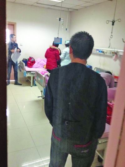 男孩一家神情凝重。