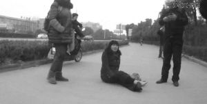 鄭大姐坐在地上，警方趕到進行施救。（視頻截圖由警方提供）