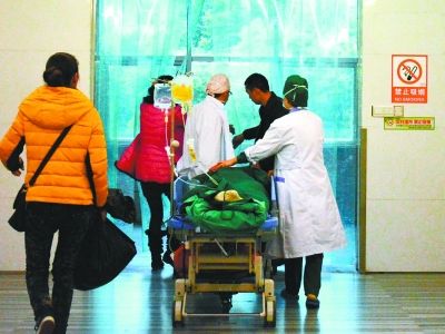 受傷女孩做完手術被送往重癥監(jiān)護室。記者楊濤 攝