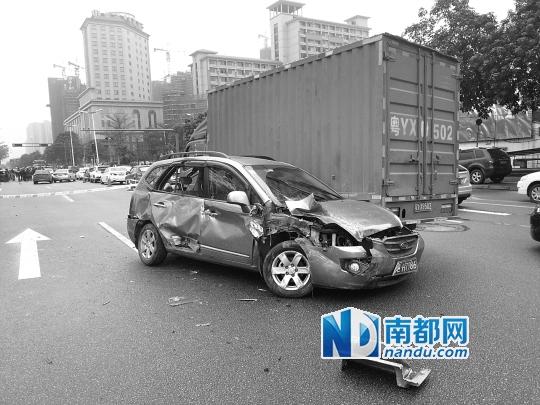 司機(jī)肇事逆行逃逸撞16輛車(chē) 逃跑被阻錘擊交警