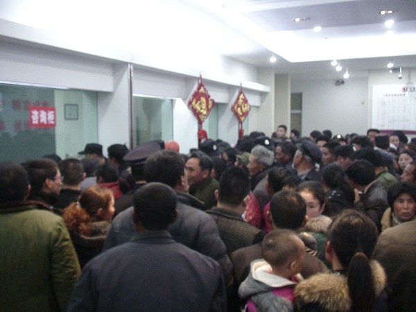 江蘇射陽一銀行被傳倒閉 近千民眾擠兌現(xiàn)金