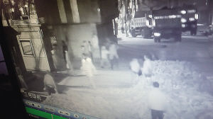 擋道3小時(shí)，司機(jī)路人“望磚興嘆”