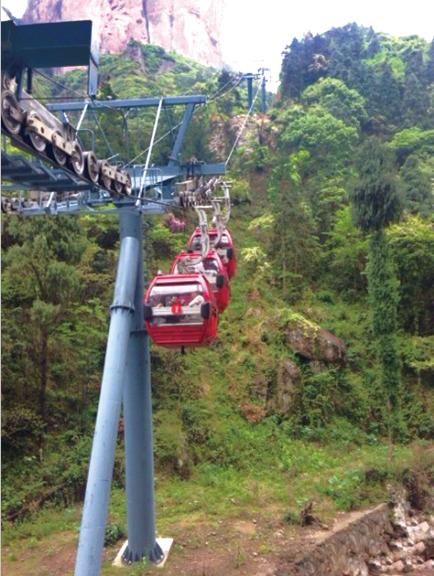 當時還有3個轎廂懸在半空中。溫先生供圖