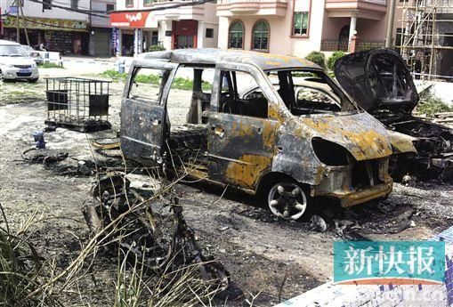 涉事面包車燒剩鐵殼。