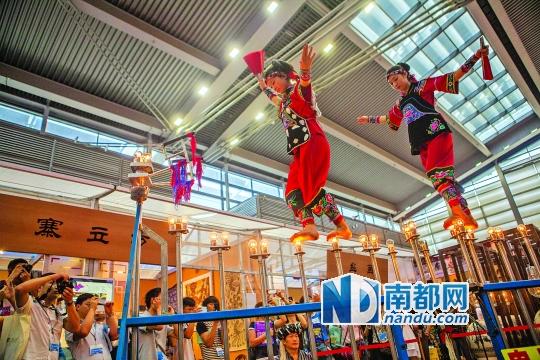 2號(hào)展館，苗族姑娘表演踩燈泡絕技《電光玫瑰》，赤腳踩上40瓦的燈泡并做出高難度動(dòng)作。 南都記者 霍健斌 攝