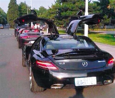 近日，一組“北體大畢業(yè)典禮豪車云集堪比車展”組圖在網(wǎng)絡(luò)爆紅。網(wǎng)絡(luò)截圖