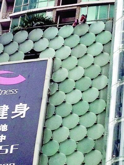 環(huán)亞廣場(chǎng)5樓露臺(tái)上，有一男子揚(yáng)言跳樓。