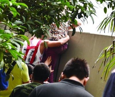 2小時(shí)后，該包工頭終于被抱下來(lái)了。