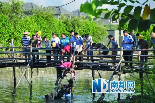 救援人員合力打撈起落水女孩，后經(jīng)醫(yī)護(hù)人員確認(rèn)已經(jīng)死亡。受訪者供圖