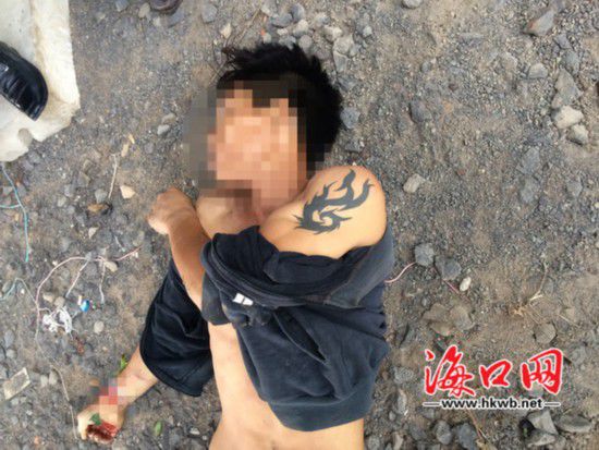 死亡的男子，左手手臂上有紋身