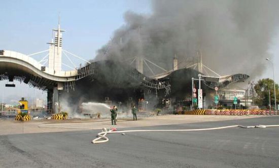 1月16日中午，G60（滬昆）高速浙江段常山收費(fèi)站發(fā)生一起貨車自燃事故