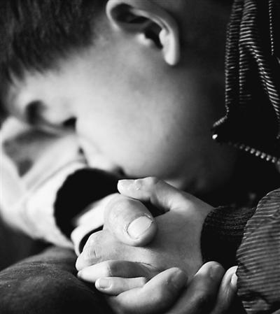 10歲小兒子緊緊握著哥哥的手。資料圖片