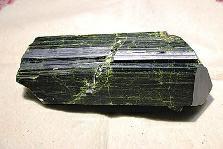 近日，商南縣奇石愛(ài)好者潘某在青山鎮(zhèn)鐵礦開(kāi)采區(qū)發(fā)現(xiàn)一塊疑似綠簾石，有待相關(guān)專(zhuān)家和權(quán)威機(jī)構(gòu)認(rèn)定。