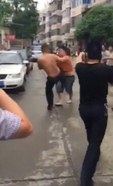 網(wǎng)曝長沙警察上班喝酒開警車打人警方已調(diào)查