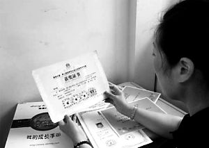 思念小寶的時(shí)候，李女士就一遍遍整理孩子留在家里的物品。