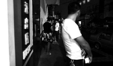 通過聊天軟件陌陌，男子小黃認(rèn)識(shí)了女孩小李，兩三天后，兩人就住到了一起。但好景不長，兩人在一起僅過了十幾天，戀愛關(guān)系即破裂，小黃稱曾給小李花了一萬余元。日前，小黃以詐騙為由將小李帶到派出所。