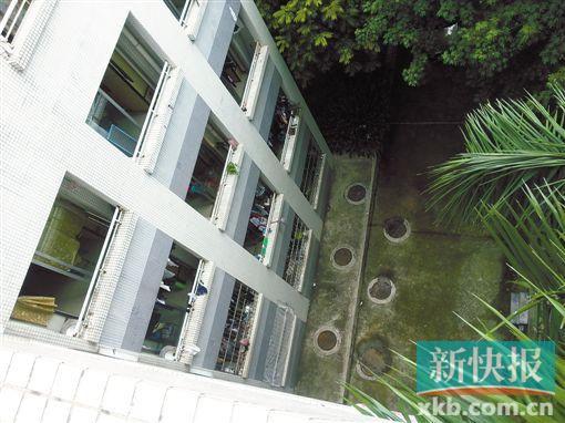 據(jù)目擊者稱,當時墜樓者躺在右排中、下兩個井蓋中間附近。