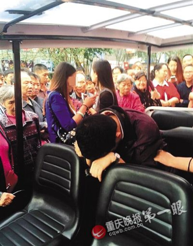 偷拍男子（前）照片來源于網(wǎng)絡(luò)，請作者與重慶晚報聯(lián)系