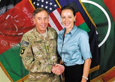 北約公布的一張彼得雷烏斯和布羅德韋爾握手的照片。