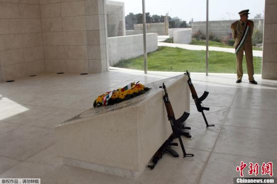 當(dāng)?shù)貢r(shí)間11月11日，約旦河西岸城市拉姆安拉，巴勒斯坦舉行儀式紀(jì)念阿拉法特逝世8周年。