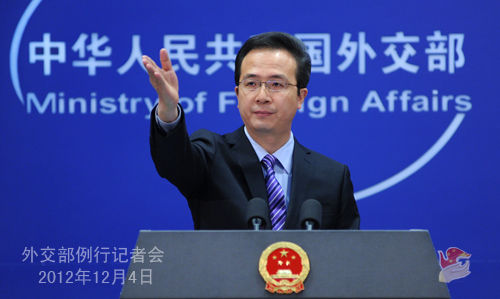 外交部發(fā)言人洪磊主持例行記者會(huì)。