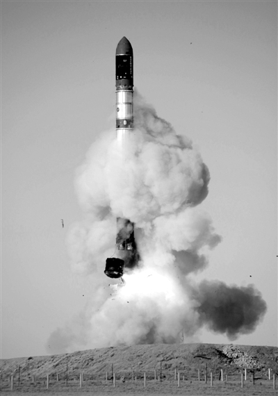 　2007年6月15日，俄羅斯在哈薩克斯坦的軍事場(chǎng)地試射一枚“RS-20”導(dǎo)彈。尚未有媒體公布新型固
