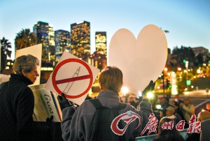 　14日，在美國(guó)首都華盛頓白宮外，民眾舉行燭光集會(huì)，悼念當(dāng)日康涅狄格州桑迪胡克小學(xué)槍擊案遇難者，呼吁