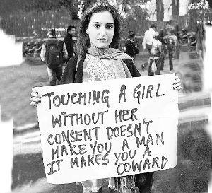 一名印度女孩抗議強奸暴行。