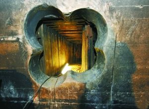 隧道頂端及四周用板材固定。 人民網(wǎng)照片