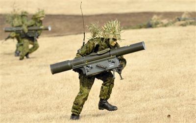 “作戰(zhàn)” 1月13日，日本自衛(wèi)隊(duì)一隊(duì)員在新年軍演中手持武器，發(fā)動(dòng)進(jìn)攻。媒體尚未公布1月22日的美日聯(lián)合軍演圖片。