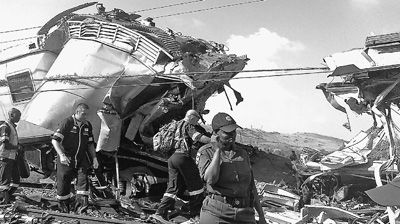 圖為救援人員在火車相撞事故現(xiàn)場忙碌。新華社發(fā)